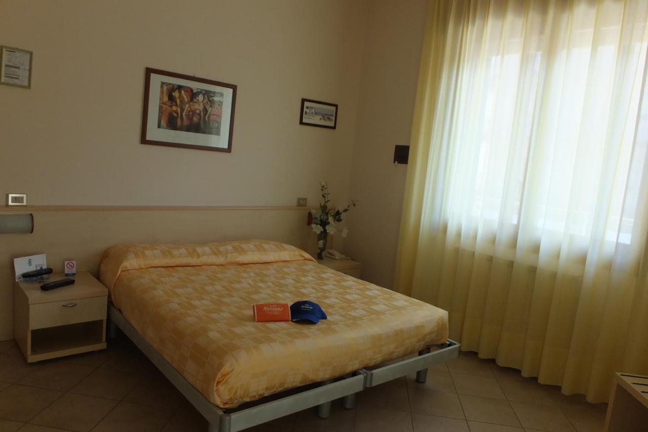 Hotel Nettuno ソットマリーナ エクステリア 写真