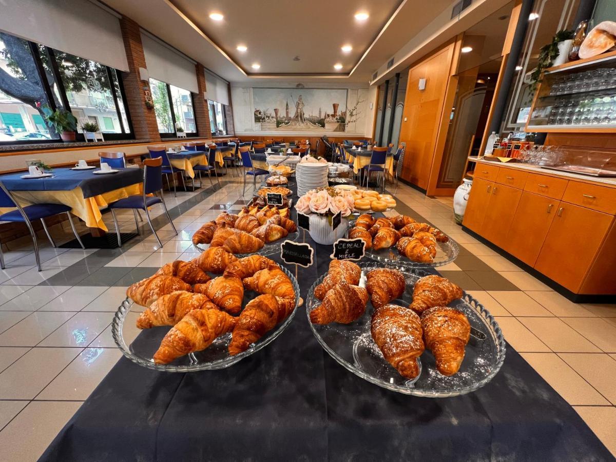 Hotel Nettuno ソットマリーナ エクステリア 写真