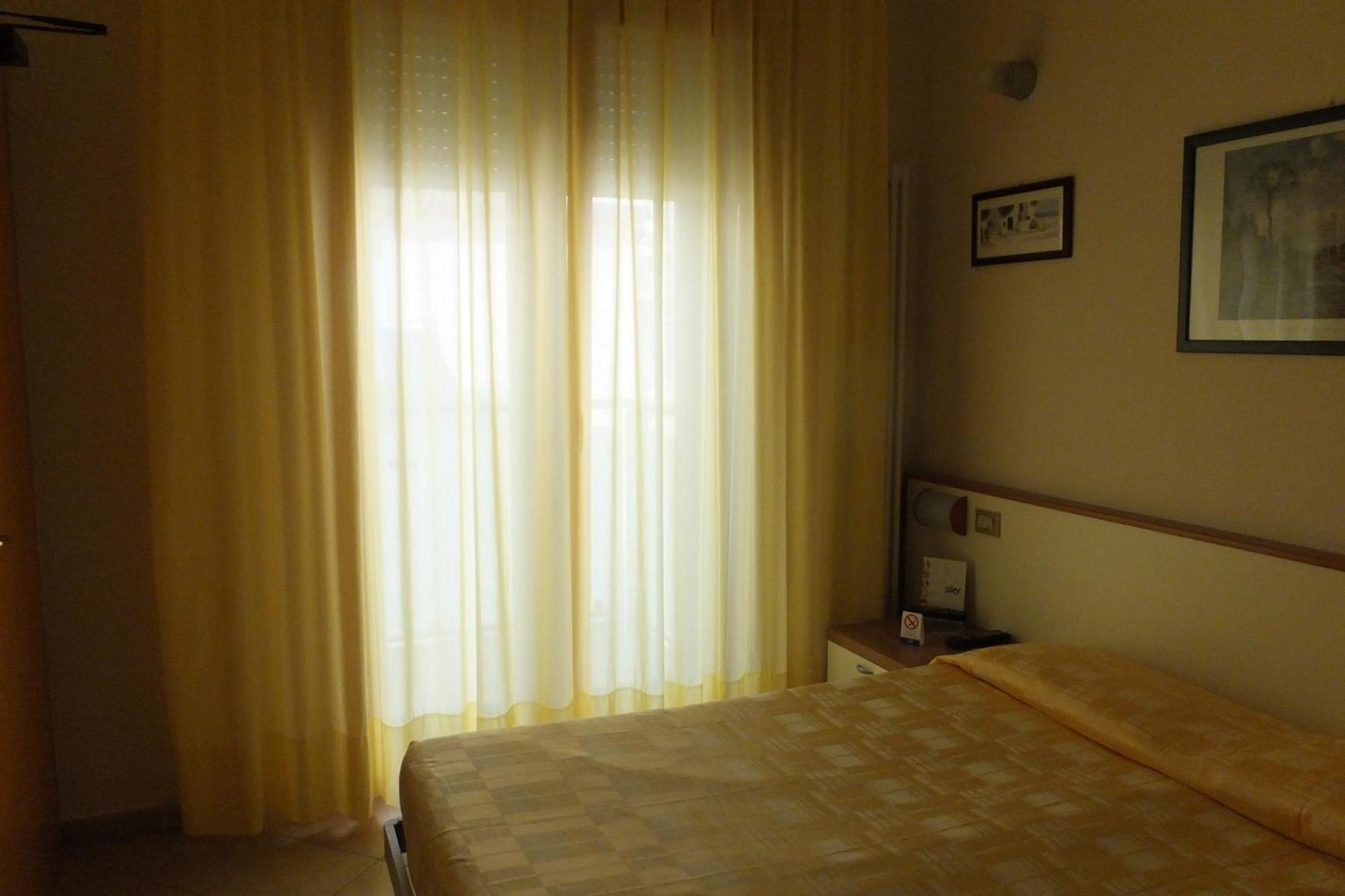 Hotel Nettuno ソットマリーナ エクステリア 写真