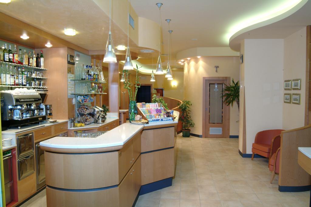 Hotel Nettuno ソットマリーナ エクステリア 写真